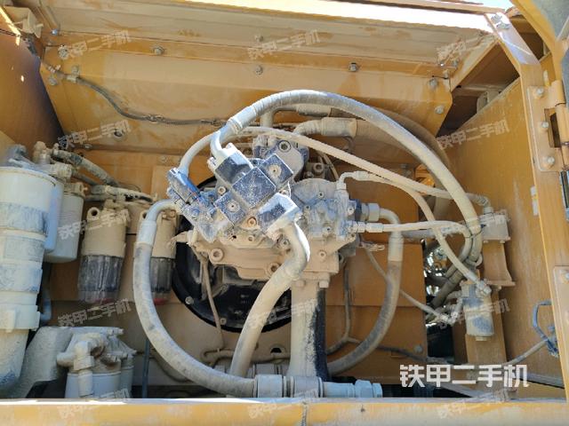 液壓泵艙室正面整體（整機外觀）