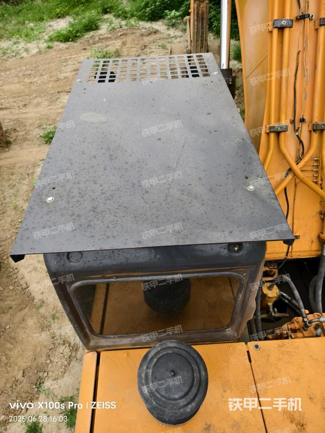 駕駛室頂部(整機(jī)外觀) 駕駛室頂部(整機(jī)外觀)
