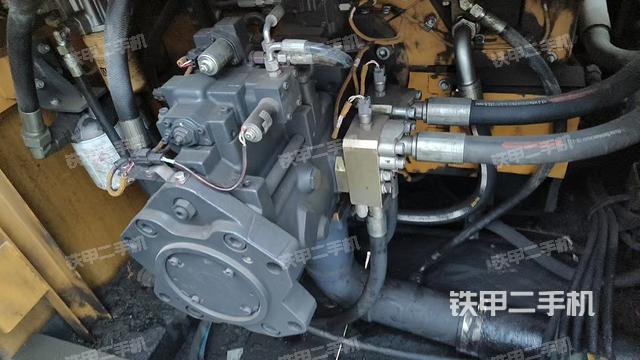 液压泵舱室正面整体(整机外观) 液压泵舱室正面整体(整机外观)