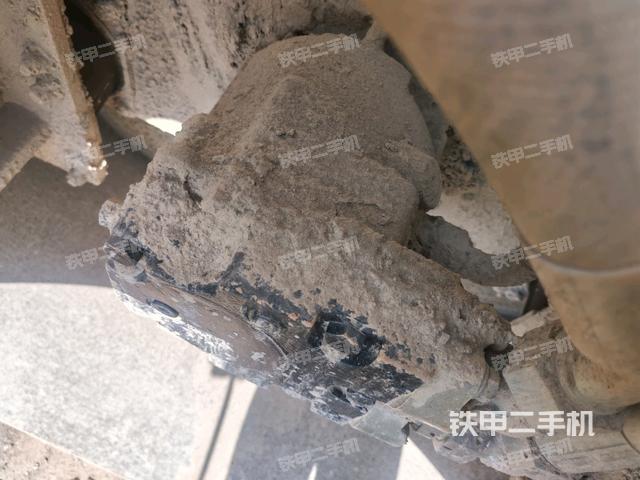 铰接正左侧（压路机前后车架）