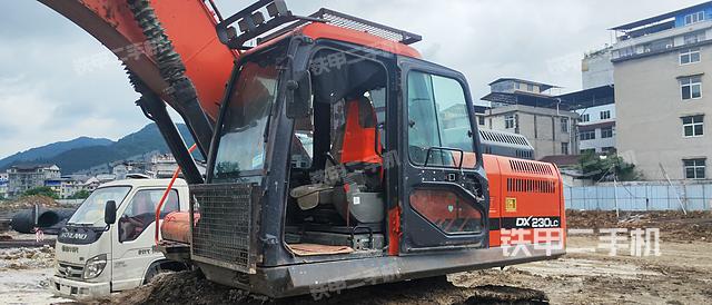 驾驶室整体(整机外观) 驾驶室整体(整机外观)