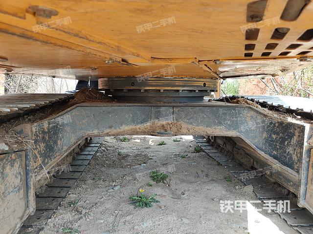 回转马达和主控阀(整机外观) 回转马达和主控阀(整机外观)