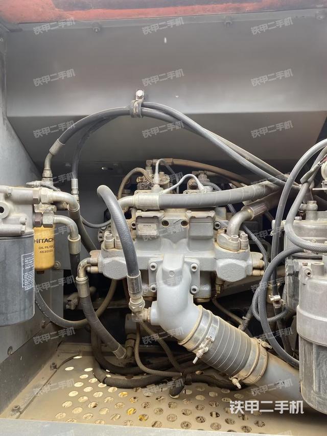 液压泵舱室正面整体(整机外观) 液压泵舱室正面整体(整机外观)