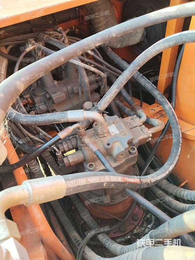 回转马达和主控阀（整机外观）