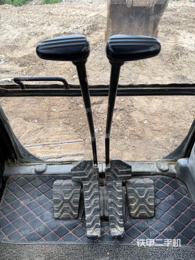 行走控制手柄和踏板?俯拍（駕駛室部分）