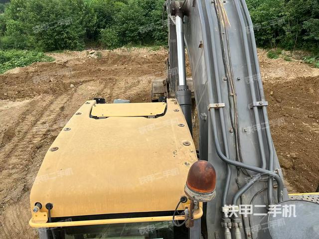 驾驶室顶部(整机外观) 驾驶室顶部(整机外观)