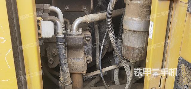 液压泵舱室正面整体（整机外观）