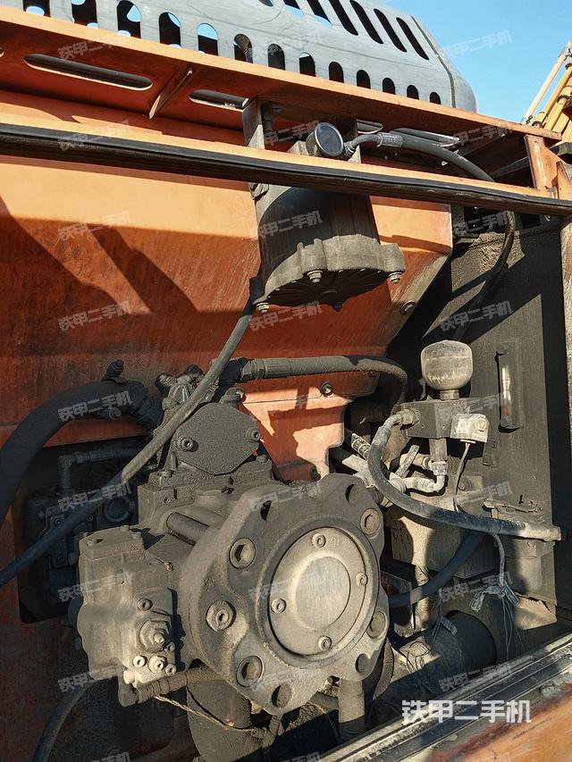 液压泵舱室正面整体（整机外观）