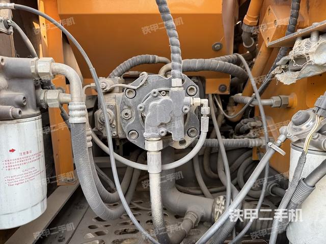 液压泵舱室正面整体(整机外观) 液压泵舱室正面整体(整机外观)