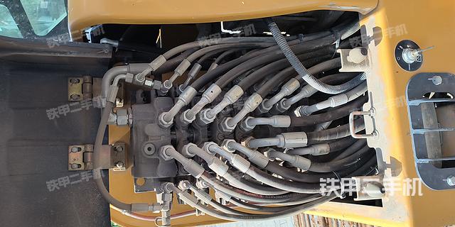 液压泵舱室正面整体(整机外观) 液压泵舱室正面整体(整机外观)