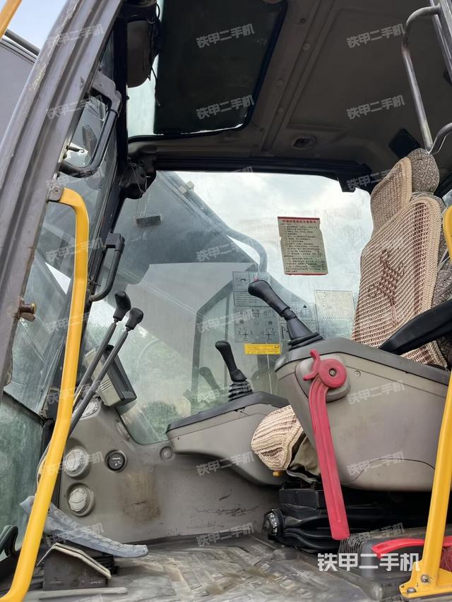 驾驶室整体(整机外观) 驾驶室整体(整机外观)