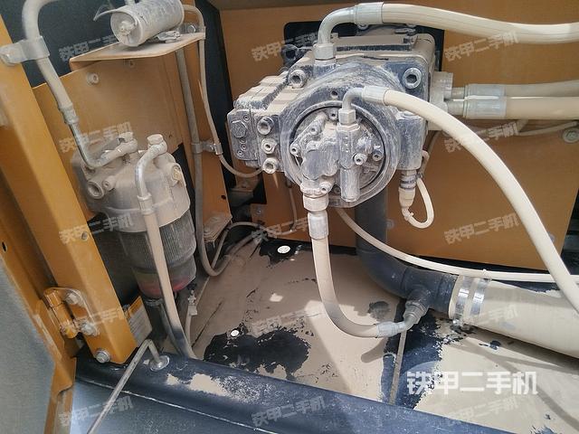 液压泵舱室正面整体（整机外观）