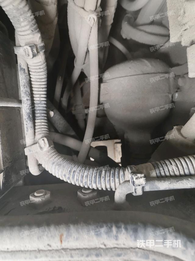 回轉(zhuǎn)馬達(dá)和主控閥（整機(jī)外觀）