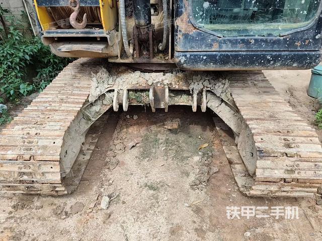 转盘和下车架正前(工作和回转装置) 转盘和下车架正前(工作和回转装置)