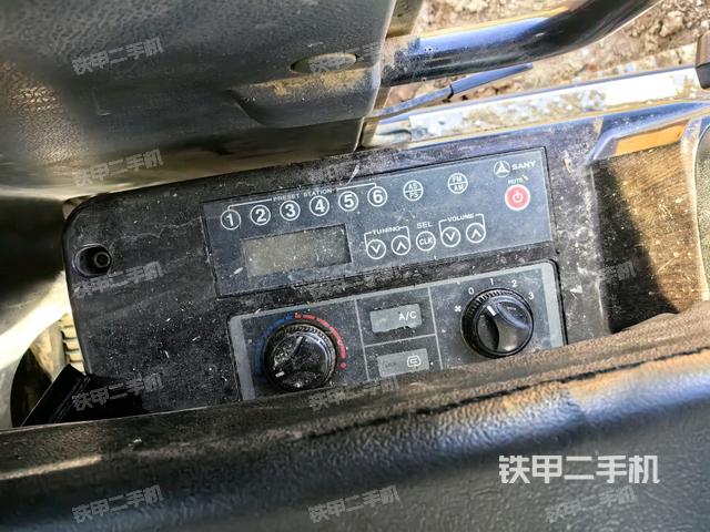 座椅左侧控制台/音响/含左手柄(驾驶室部分) 座椅左侧控制台/音响/含左手柄(驾驶室部分)