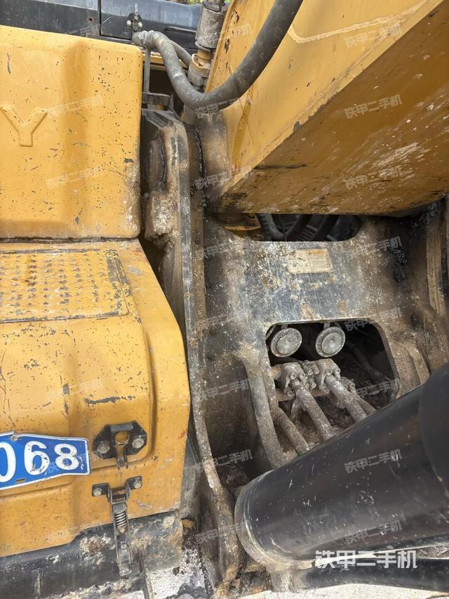 大臂油缸整体 竖拍（工作和回转装置）