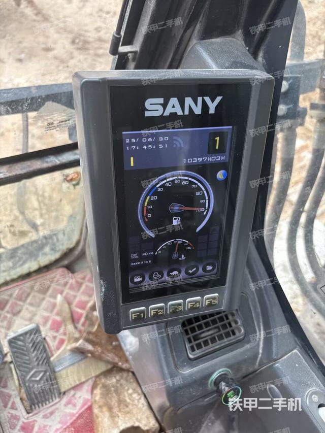 行走控制手柄和踏板 俯拍（驾驶室部分）