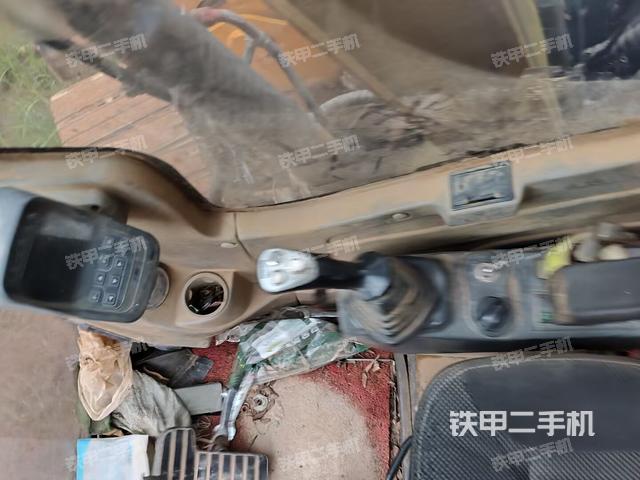 行走控制手柄和踏板 俯拍(驾驶室部分) 行走控制手柄和踏板 俯拍(驾驶室部分)