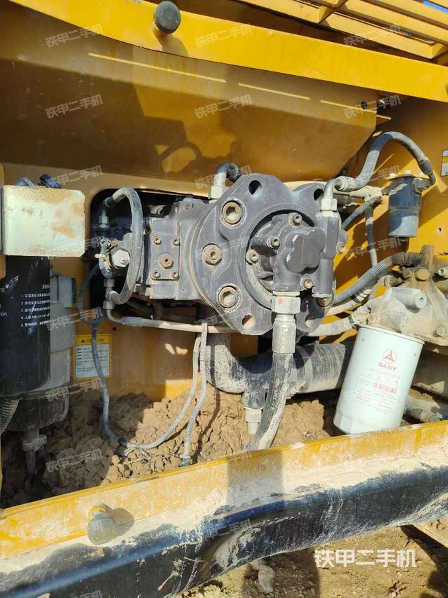 液壓泵艙室正面整體（整機外觀）