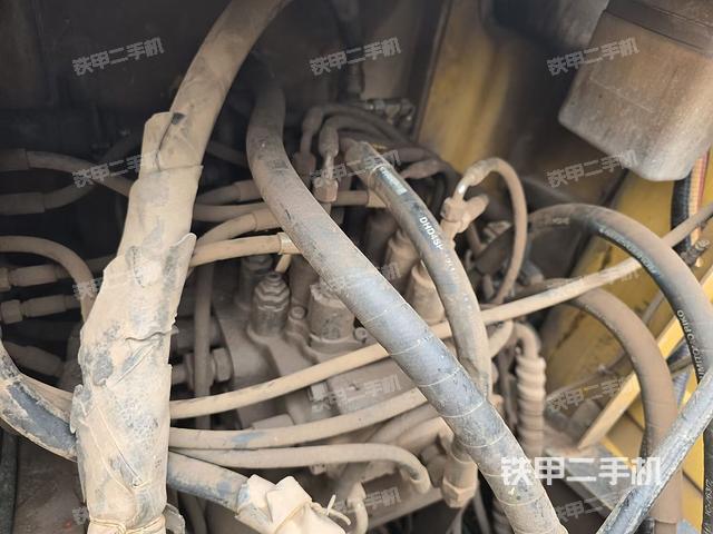 回轉(zhuǎn)馬達(dá)和主控閥(整機(jī)外觀) 回轉(zhuǎn)馬達(dá)和主控閥(整機(jī)外觀)