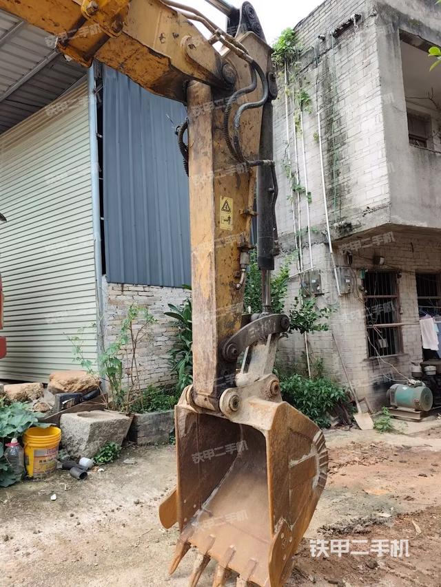 铲斗右后整体(工作和回转装置) 铲斗右后整体(工作和回转装置)