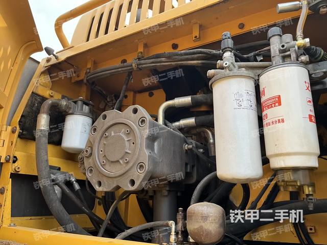 液压泵舱室正面整体(整机外观) 液压泵舱室正面整体(整机外观)