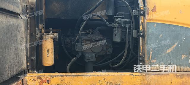 液压泵舱室正面整体（整机外观）