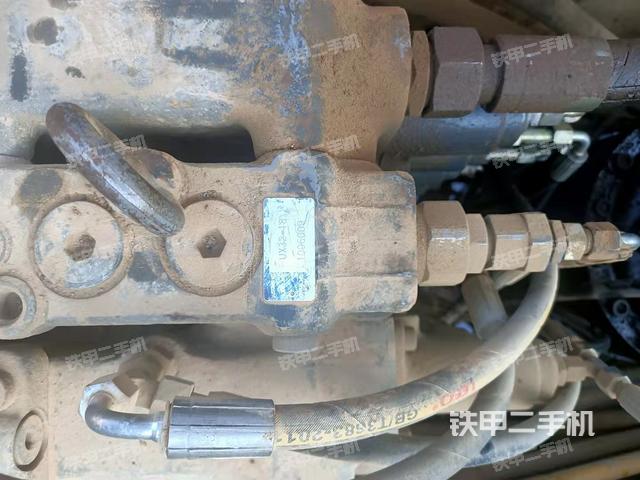 回转马达和主控阀（整机外观）