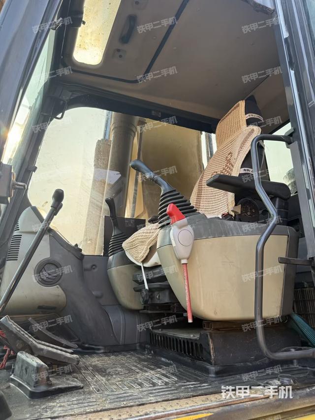驾驶室整体(整机外观) 驾驶室整体(整机外观)