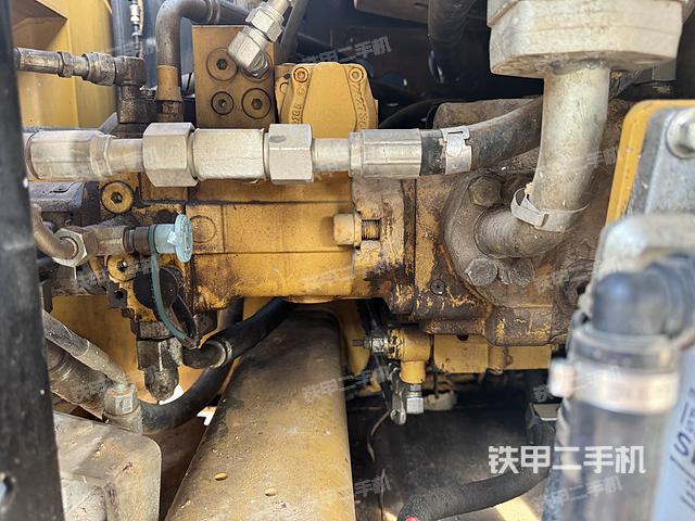 液压泵舱室正面整体（整机外观）