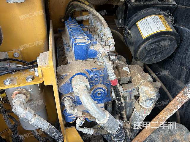 回转马达和主控阀（整机外观）