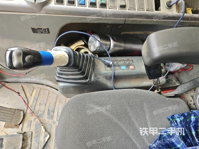 座椅右侧控制台/钥匙门/油门/含右手柄(驾驶室部分) 座椅右侧控制台/钥匙门/油门/含右手柄(驾驶室部分)
