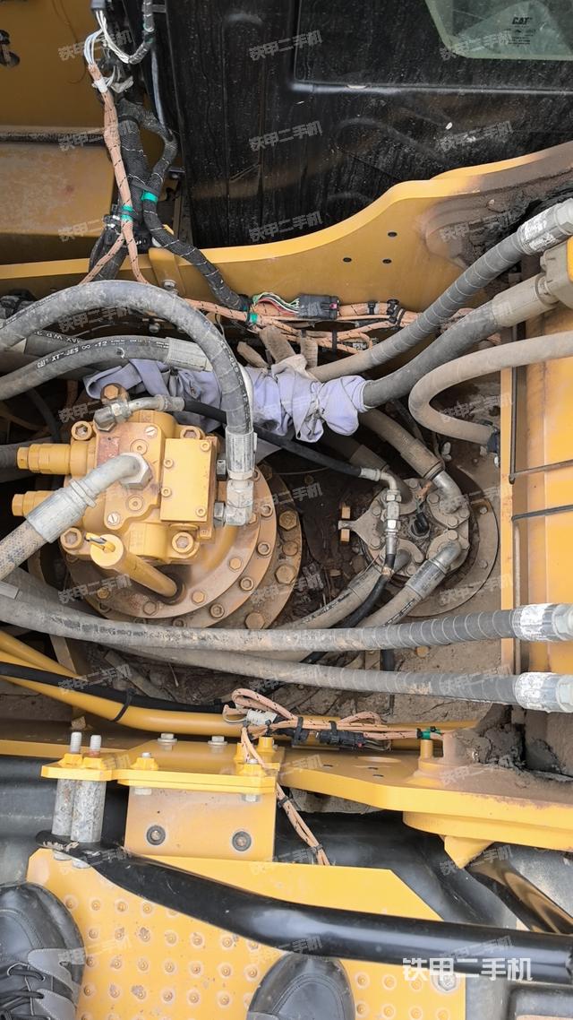 回转马达和主控阀（整机外观）