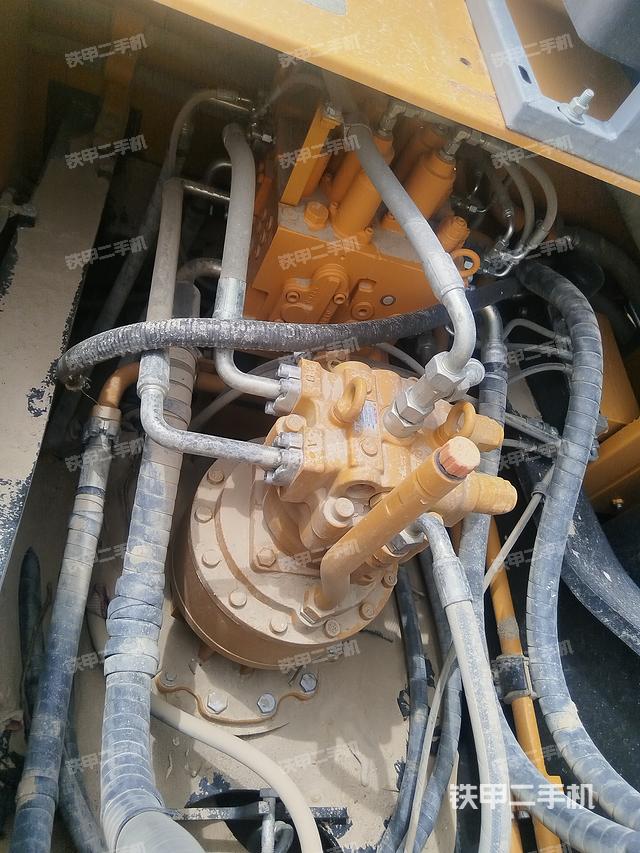 回转马达和主控阀（整机外观）