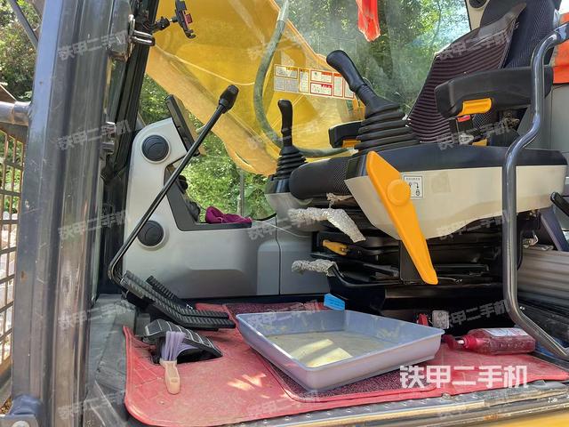 驾驶室整体(整机外观) 驾驶室整体(整机外观)