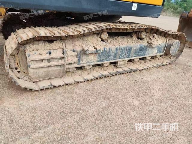 单侧履带整体(整机外观) 单侧履带整体(整机外观)