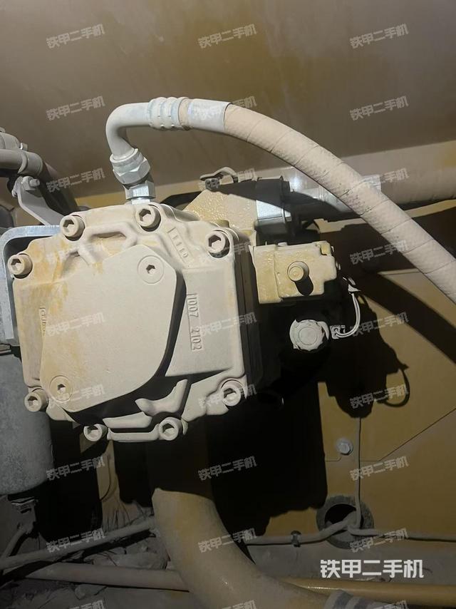 液压泵舱室正面整体(整机外观) 液压泵舱室正面整体(整机外观)