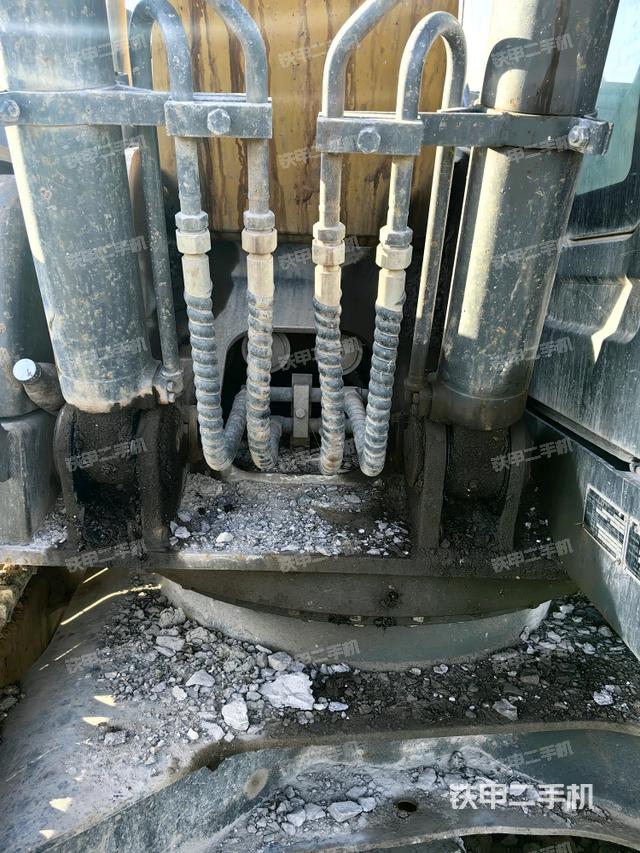 大臂油缸整体 竖拍(工作和回转装置) 大臂油缸整体 竖拍(工作和回转装置)