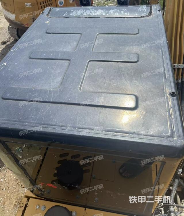 駕駛室頂部(整機(jī)外觀) 駕駛室頂部(整機(jī)外觀)