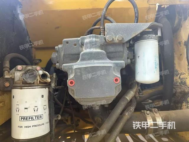 液压泵舱室正面整体(整机外观) 液压泵舱室正面整体(整机外观)