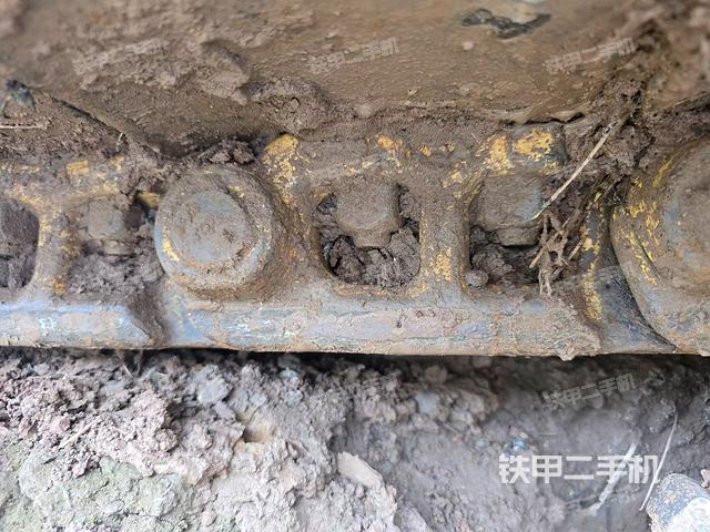 單側(cè)履帶整體(整機(jī)外觀) 單側(cè)履帶整體(整機(jī)外觀)