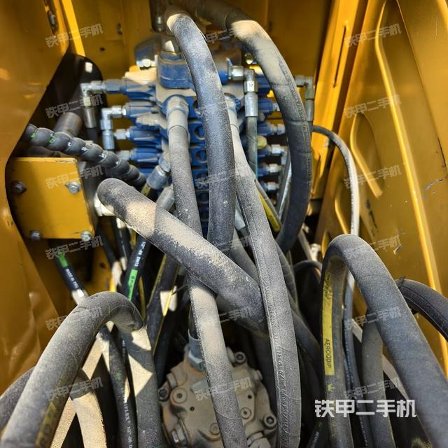 回转马达和主控阀(整机外观) 回转马达和主控阀(整机外观)