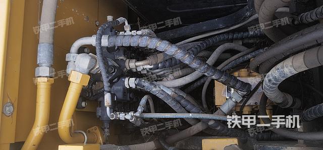 回转马达和主控阀（整机外观）