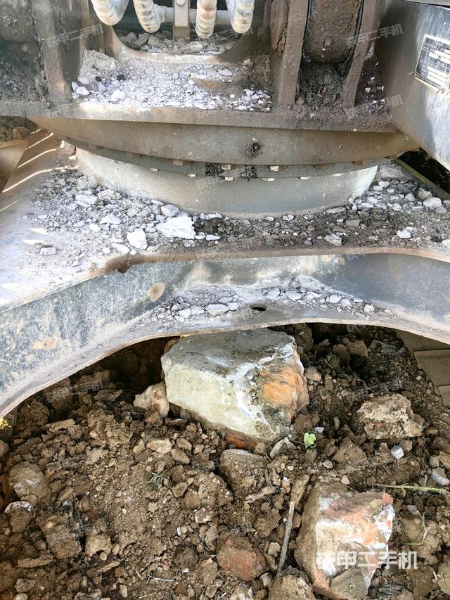转盘和下车架正前(工作和回转装置) 转盘和下车架正前(工作和回转装置)