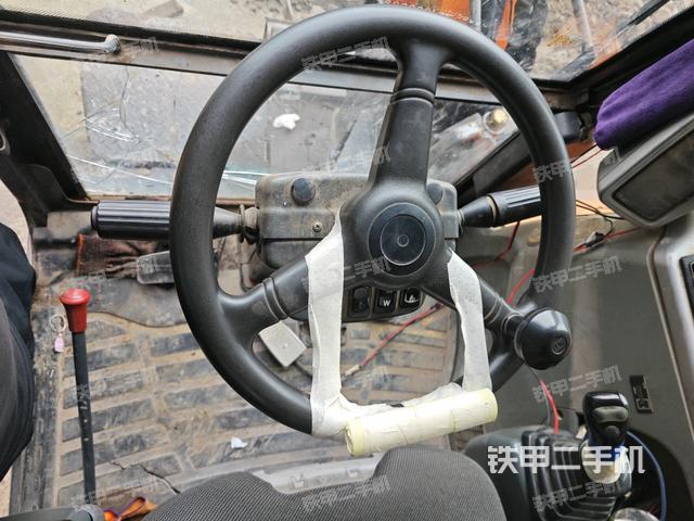 行走控制手柄和踏板 俯拍(驾驶室部分) 行走控制手柄和踏板 俯拍(驾驶室部分)