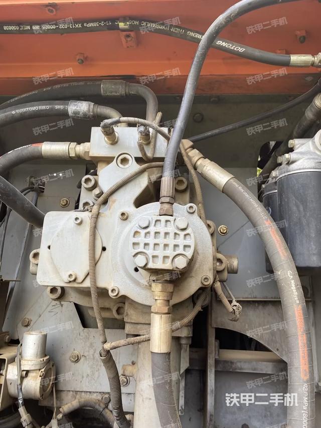 液压泵舱室正面整体(整机外观) 液压泵舱室正面整体(整机外观)