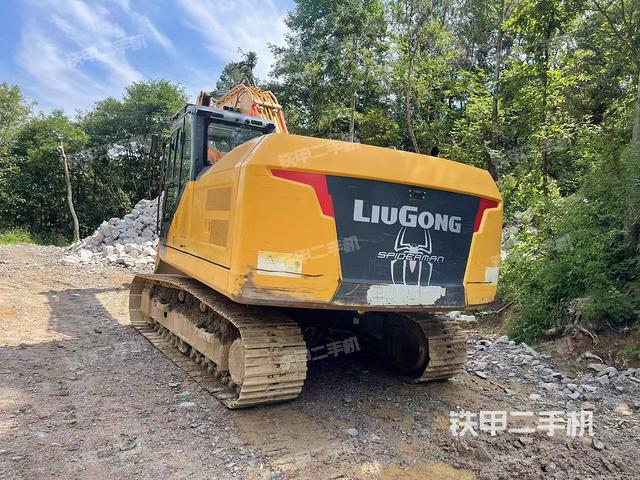 液压泵舱室正面整体(整机外观) 液压泵舱室正面整体(整机外观)