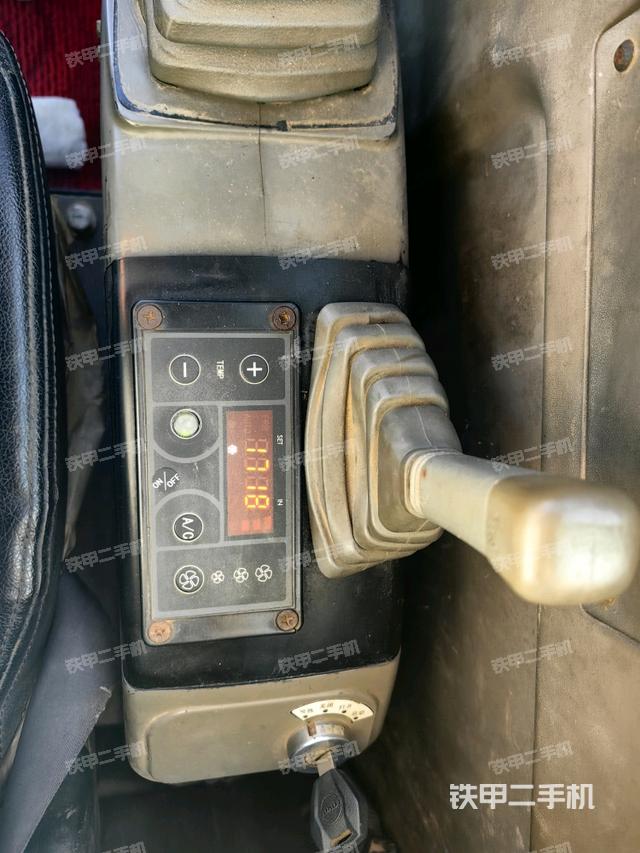 座椅右侧控制台/钥匙门/油门/含右手柄（驾驶室部分）