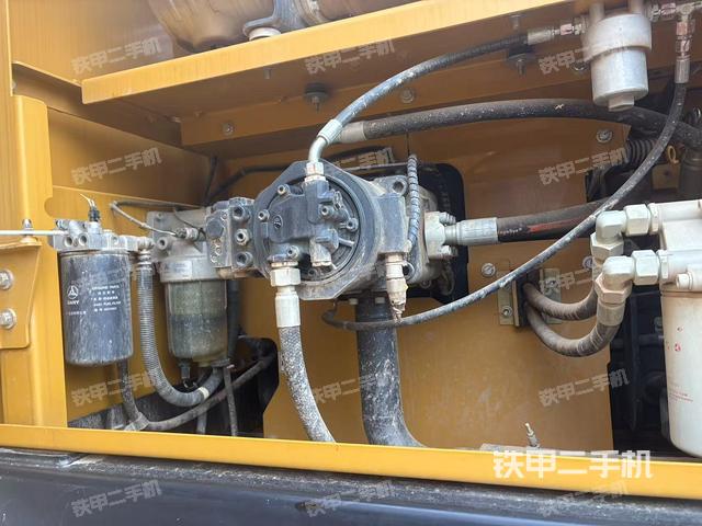 液压泵舱室正面整体(整机外观) 液压泵舱室正面整体(整机外观)