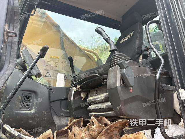 座椅右侧控制台/钥匙门/油门/含右手柄（驾驶室部分）